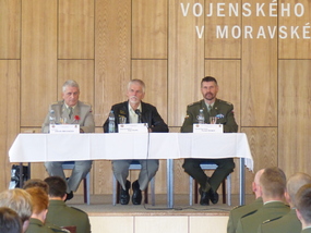 Velitel školy, armádní generál Petr Pavel, vrchní praporčík