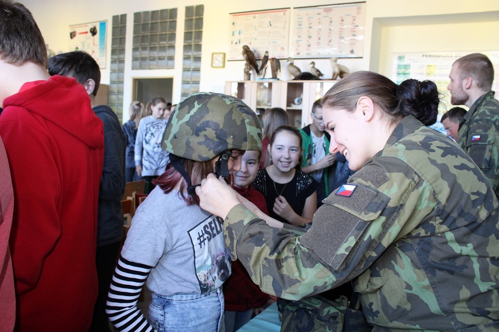  Vyzkoušet si balistickou přilbu si chtěl téměř každý  