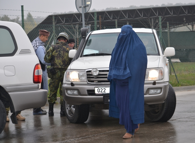 Při doprovodech chráněných osob se jednotka CPT potýkala s problémy s místními