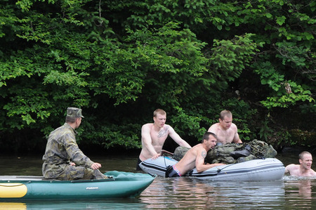 Na celoarmádní soutěži hlídek vojenské všestrannosti bojovali také armádní nováčci 