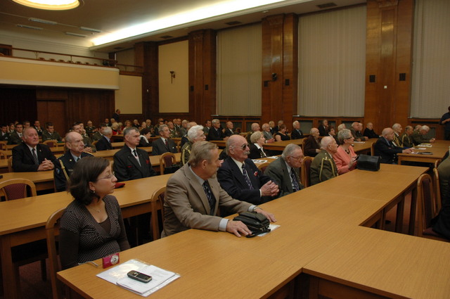 V sále byli přítomni kromě válečných veteránů také studenti střední vojenské školy