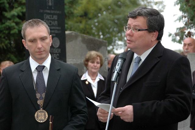 Alexandr Vondra při proslovu (v pozadí starosta Lázní Toušeň)