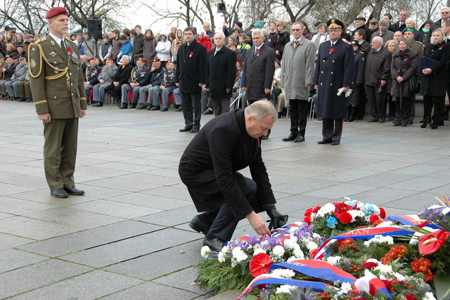 Ministr obrany a náčelník generálního štábu vzdali poctu Hrobu neznámého vojína