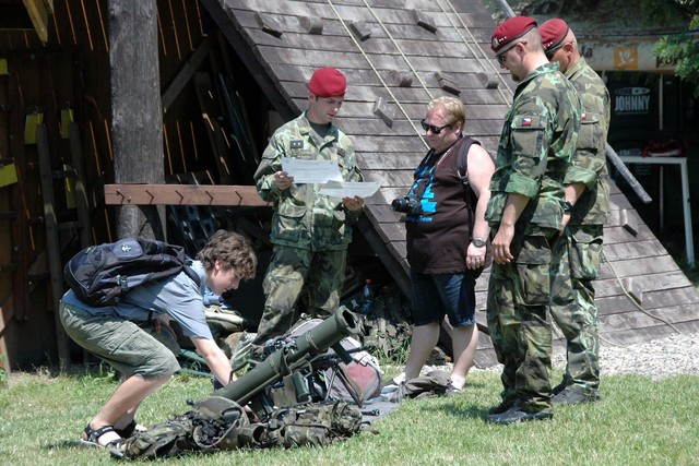 Vojáci 43. výsadkového mechanizovaného praporu v Chrudimi představili vozidlo Kajman i výzbroj