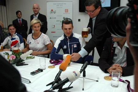 Ministr obrany půllitry s pivem také osobně roznesl