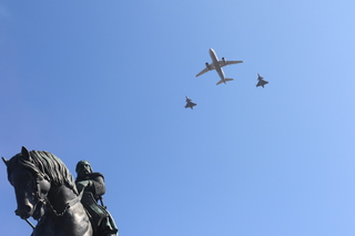 V závěru nad Vítkovem přelétla armádní technika - například stíhačky Gripen a letoun Airbus A-319CJ.