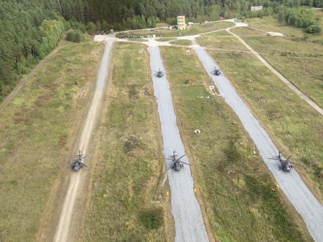 Forward Arming and Refueling Point (FARP) Boletice jsou umístěny vrtulníky AH-64 Apache