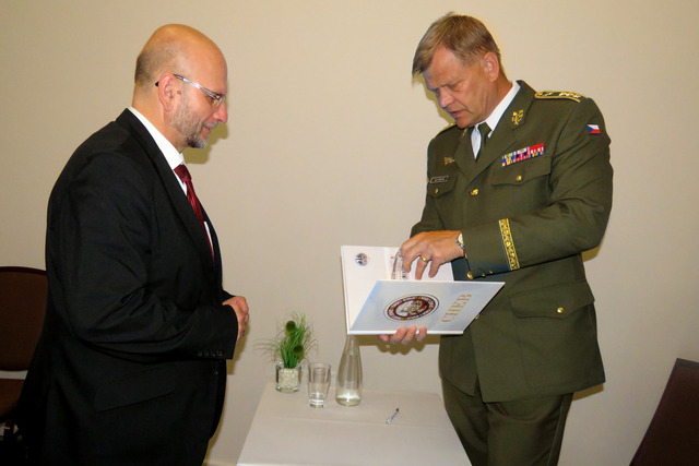 Učitel dějepisu Miroslav Stulák, organizátor akce věnoval náčelníkovi Generálního štábu AČR knihu o městě Chebu