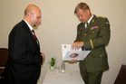 Učitel dějepisu Miroslav Stulák, organizátor akce věnoval náčelníkovi Generálního štábu AČR knihu o městě Chebu
