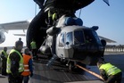  Technický personál při nakládce vrtulníku do útrob An-124