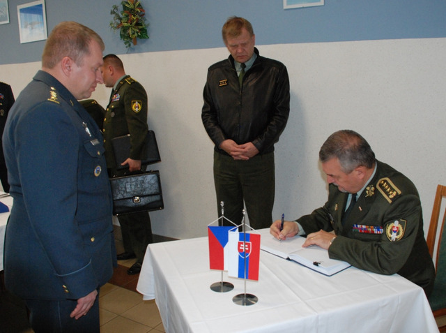  NGŠ OS SR při zápisu do kroniky 22.zVrL