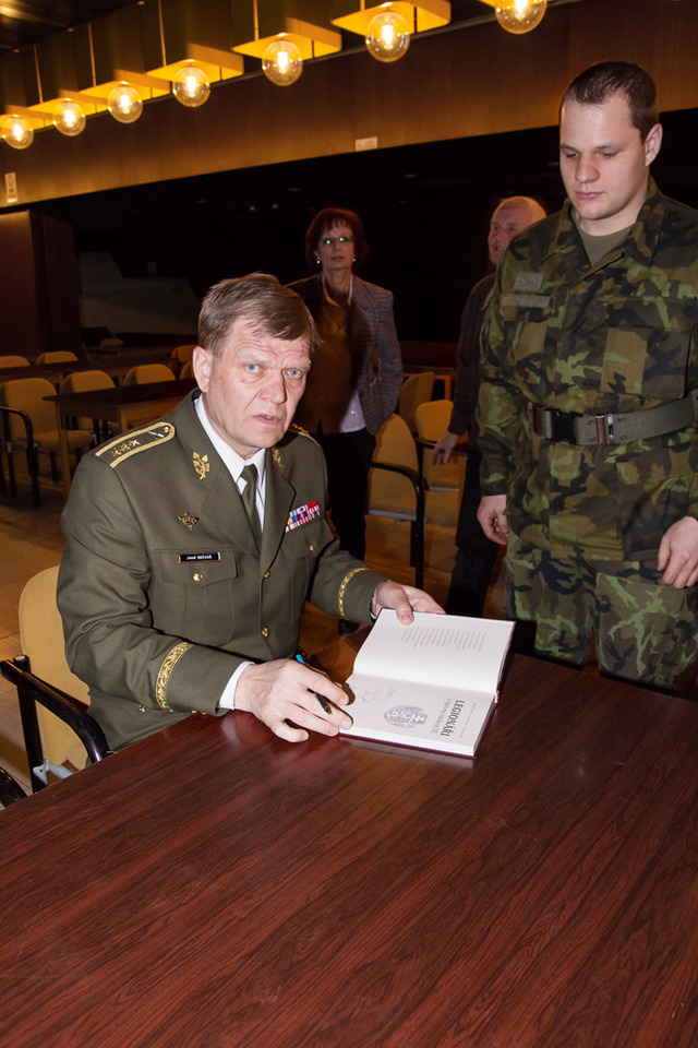 Zájemcům se do knihy podepsal také náčelník Generálního štábu AČR