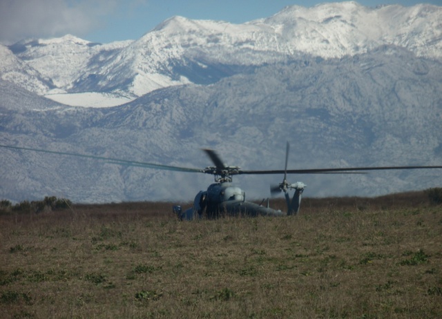 Jedním z úkolů pilotů bylo přistání do terénu ve skupině