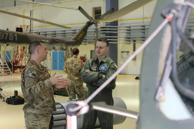  Významní hosté při debatě u letecké techniky v opravárenské hale