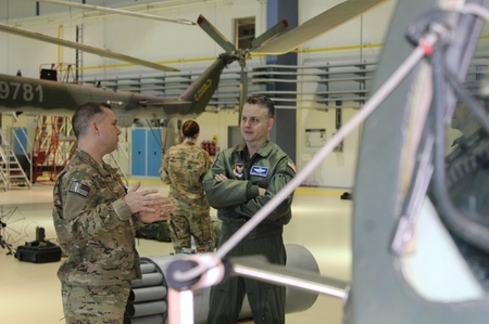 Vrtulníkovou základnu navštívili významní hosté, ocenili práci 222. vrtulníkové letky 