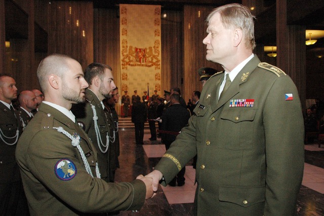 Generál Bečvář gratuluje jednomu z oceněných