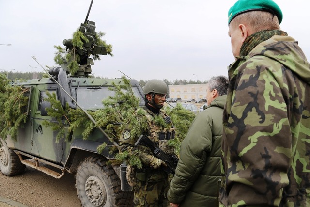 Setkání s vojáky bojové kolony