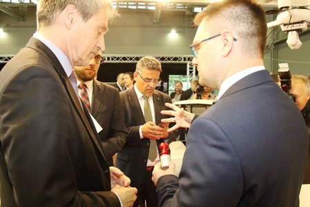 Ředitel VTU Jiří Protiva ukazuje ministrovi obrany Martinu Stropnickému antidronovou munici