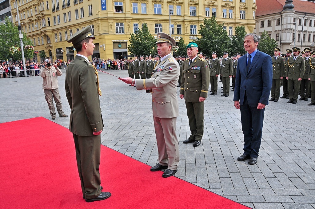 Rektor-velitel brigádní generál Bohuslav Přikryl pasuje poručíka Adama Brunna