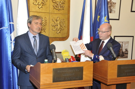 Ministr Martin Stropnický a premiér Bohuslav Sobotka hovoří s novináři