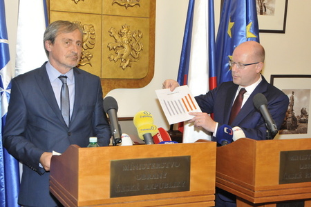 Výdaje na obranu musí zůstat prioritou, vzešlo ze schůzky ministra a premiéra