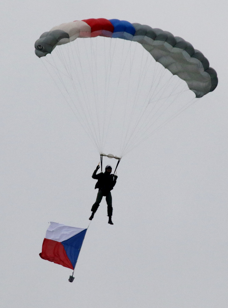  Seskok armádních výsadkářů