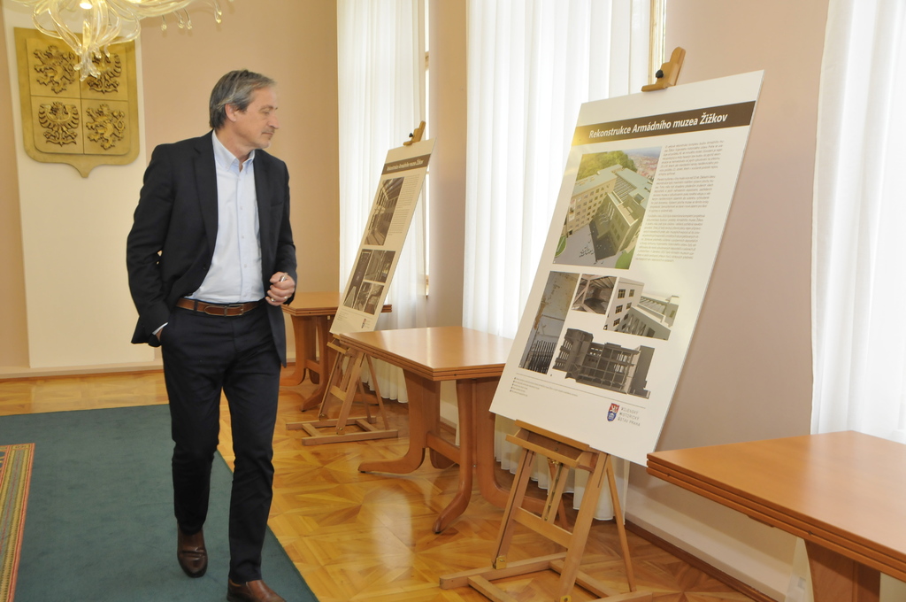 Ministr obrany martin Stropnický si prohlíží panely o chystané rekonstrukci VHÚ
