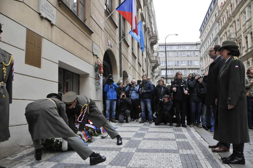 Náměstek ministra obrany Pavel Beran a brigádní generálka Lenka Šmerdová krátce před položením věnců u koleje Josefa Hlávky