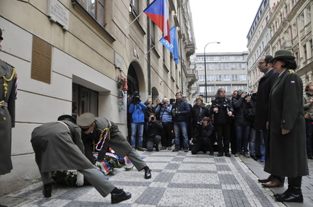 Náměstek ministra obrany Pavel Beran a brigádní generálka Lenka Šmerdová krátce před položením věnců u koleje Josefa Hlávky