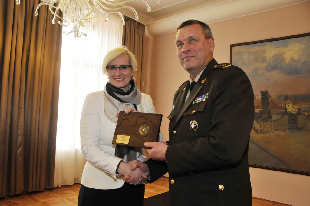 Ministryně obrany Karla Šlechtová obdržela dárek od lotyšského generálporučíka Leonīdse Kalniņše