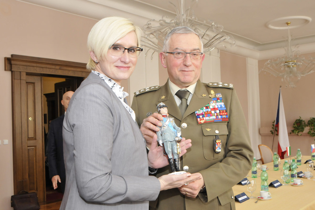 Generál Claudio Graziano ministryni obrany Karlu Šlechtovou také obdaroval