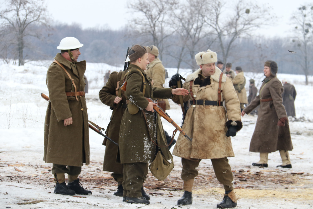 Českoslovenští vojáci v bílých přilbách během rekonstrukce bitvy