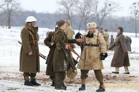 Českoslovenští vojáci v bílých přilbách během rekonstrukce bitvy