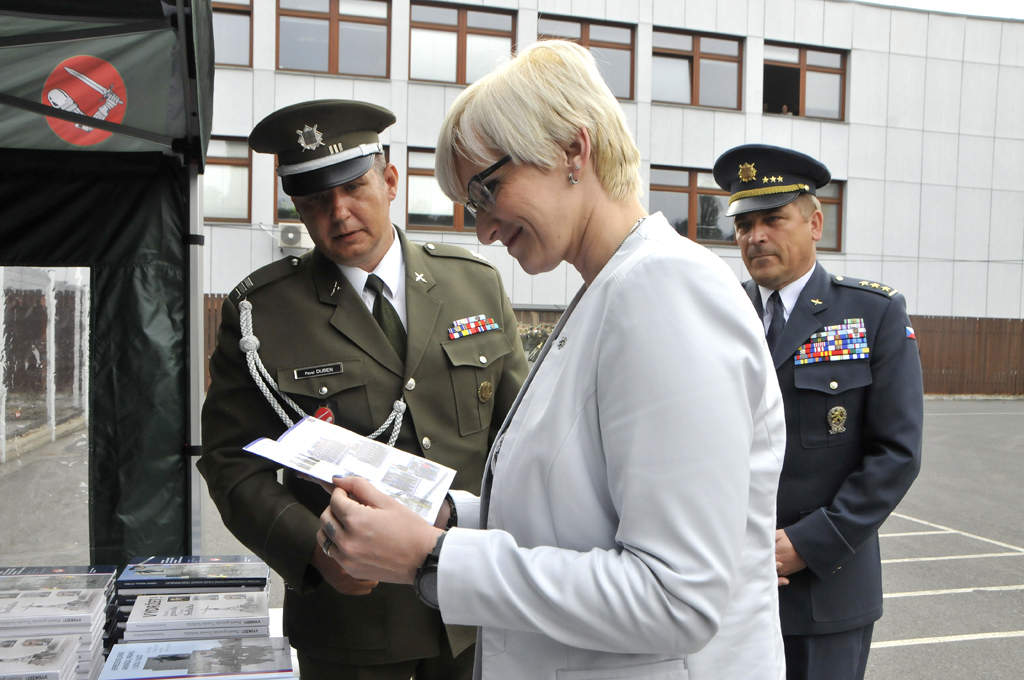  Karla Šlechtová čte v knize o historii Posádkového velitelství Praha