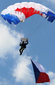 Seskok výsadkářů s českou vlajkou