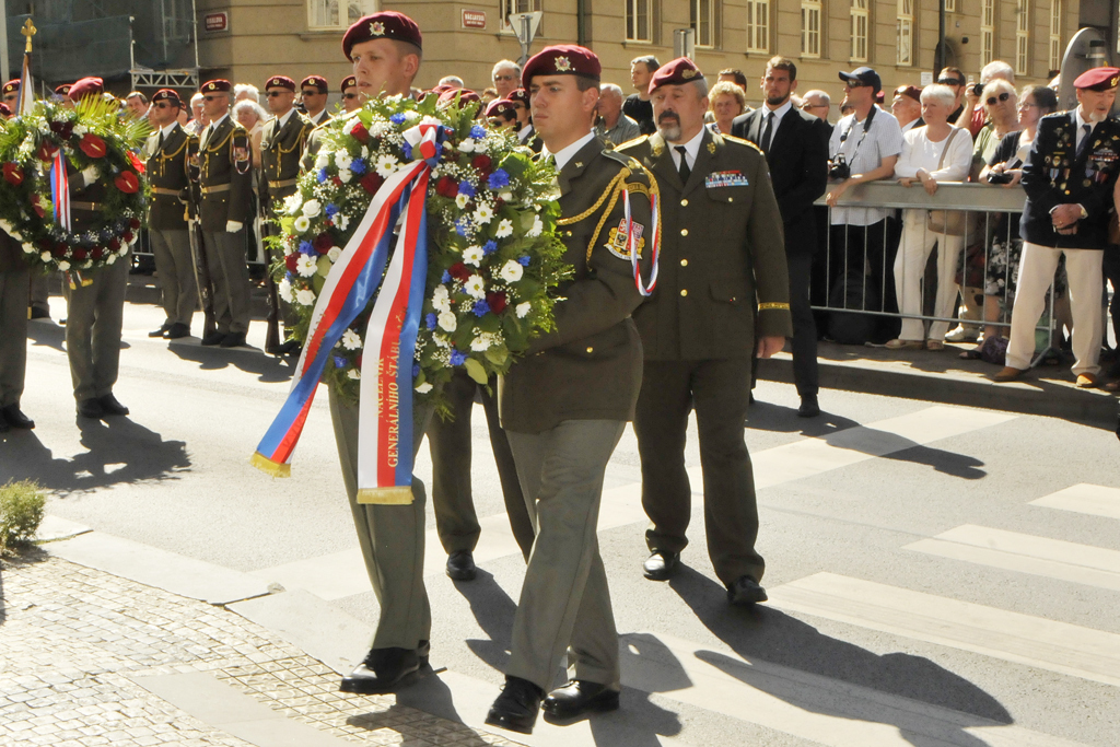Náčelník Generálního štábu AČR generálporučík Aleš Opata přichází k pamětní desce 