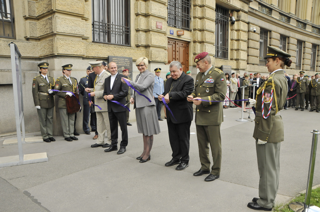 Duchovní služba AČR oslavila dvacáté výročí otevřením výstavy a udělením medailí