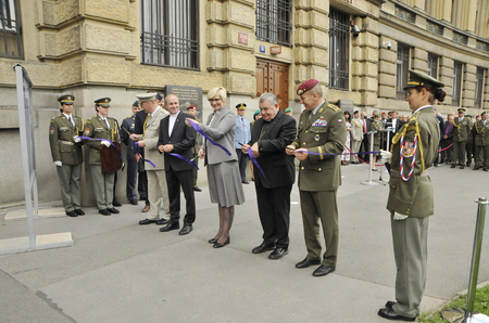 Čestní hosté přestřižením pásky otevřeli výstavu Duchovní služby AČR před generálním štábem