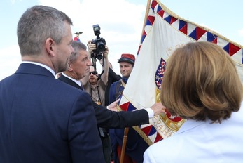 Andrej Babiš, Peter Pellegrini a Florence Parly si prohlížejí historický bojový prapor