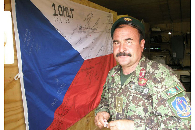 Velitel afghánského praporu u české vlajky s podpisy