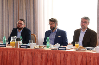 Pověřený náměstek ministra obrany Filip Říha, náměstek ministra obrany Jakub Landovský a ministr obrany Lubomír Metnar (zleva)