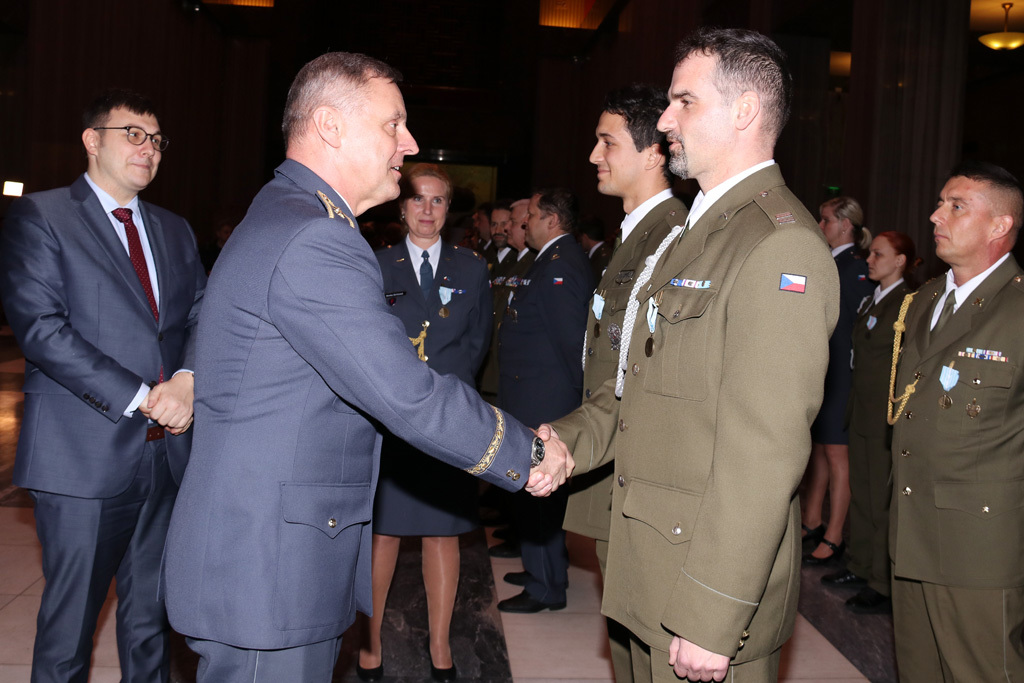 Zástupce náčelníka Generálního štábu AČR generálmajor Jiří Verner gratuluje vojákům
