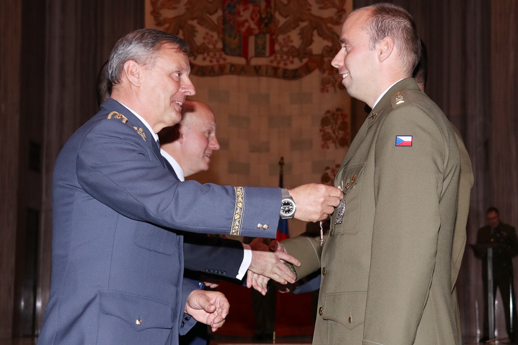  Zástupce náčelníka Generálního štábu - ředitel Společného operačního centra MO generálmajor Jiří Verner uděluje Čestný odznak AČR Za zásluhy