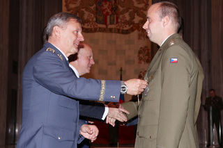  Zástupce náčelníka Generálního štábu - ředitel Společného operačního centra MO generálmajor Jiří Verner uděluje Čestný odznak AČR Za zásluhy