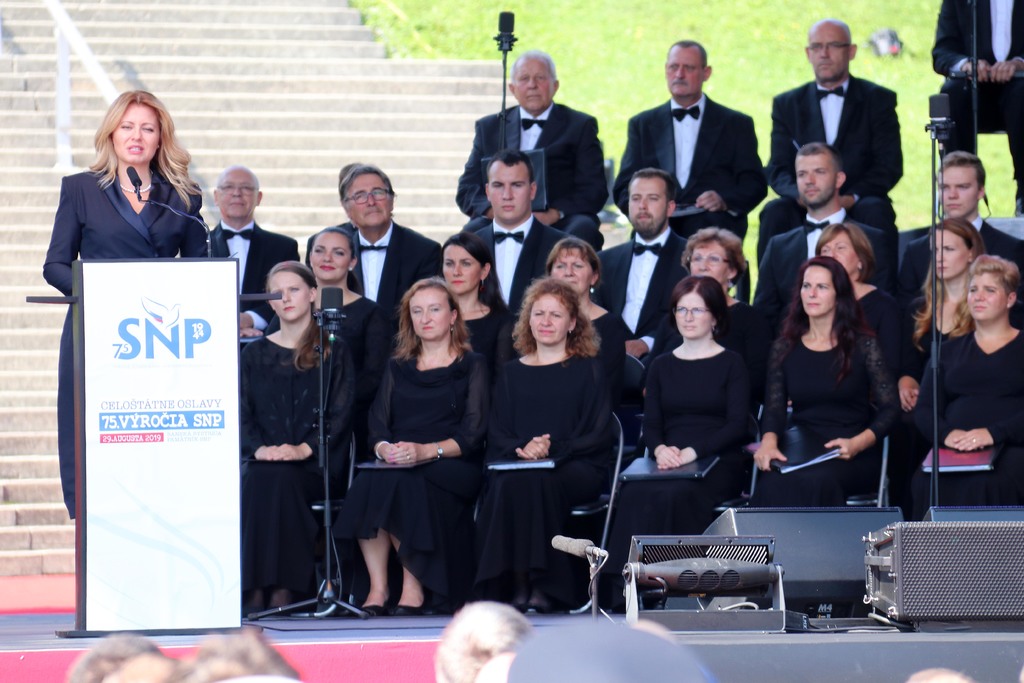 Prezidentka Čaputová při projevu během slavnostního shromáždění uvedla, že se účastníci SNP zasloužili o vlast měrou nejvyšší a už tři generace Slováků jsou na ně právem hrdí. "Bez SNP bychom byli poražení a historicky pokoření," konstatovala rovněž.