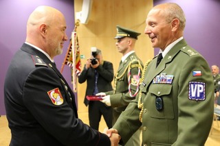 Za přínos při budování a rozvoji činnosti znaleckého ústavu VP obdržel Kříž Vojenské policie z rukou jejího náčelníka plukovník Luboš Kothaj
