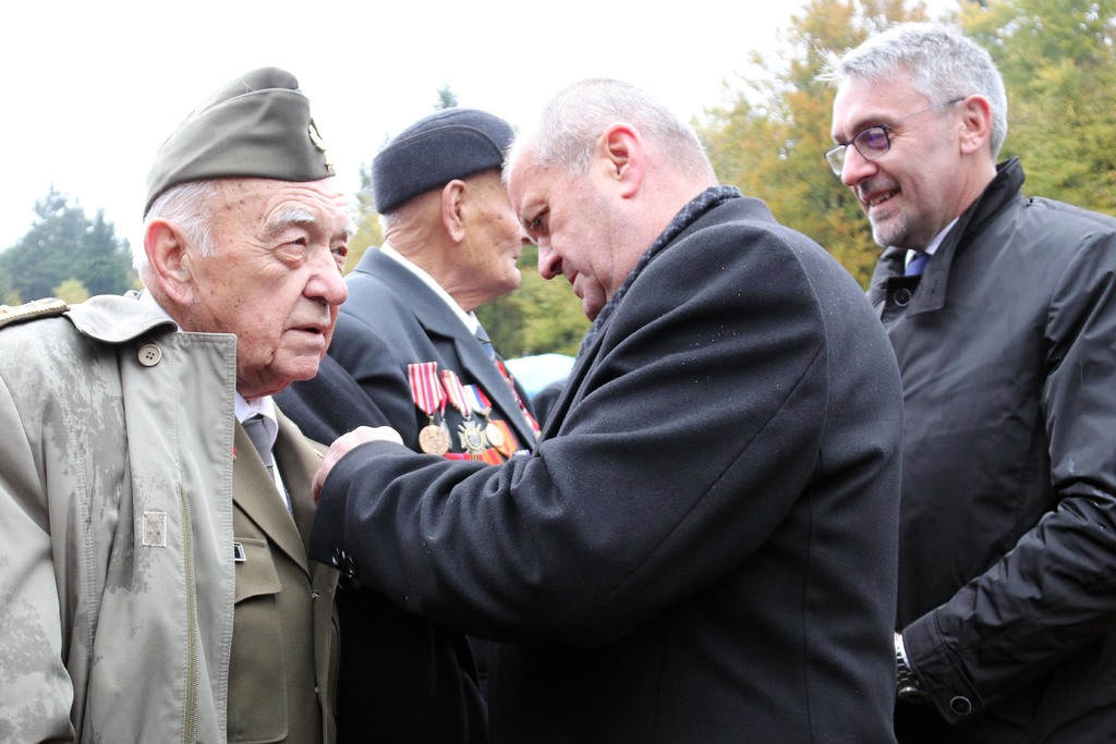Ministr obrany SR Peter Gajdoš uděluje pamětní medaili generálu Masopustovi, pogratuloval mu také ministr obrany ČR Lubomír Metnar.