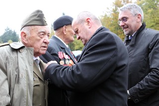 Ministr obrany SR Peter Gajdoš uděluje pamětní medaili generálu Masopustovi, pogratuloval mu také ministr obrany ČR Lubomír Metnar.