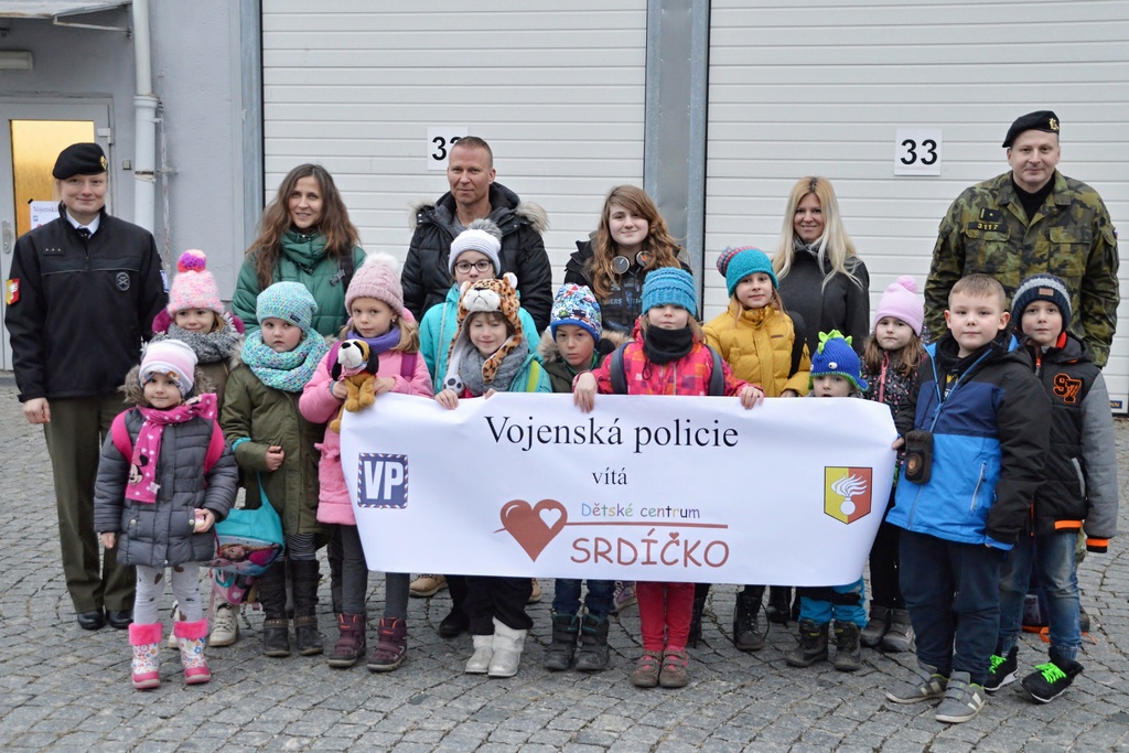 Děti a vojenští policisté při společném fotografování