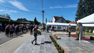 Ministr obrany pokládá věnec k památníku